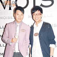 陳志雲（右）與傳不和的王賢誌狹路相逢，大方合照。