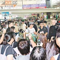 賀軍翔昨午出閘時被大批Fans包圍。