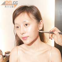 瘦面速成<br>Step 1<br>將Make up Base（b）掃勻打底，然後掃上自然膚色的粉底。