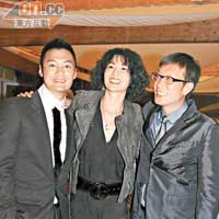 余文樂（左）與曼玉合照時一臉害羞，劉偉強忍不住偷笑。