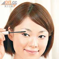 STEP 5<br>以眼影掃或胭脂掃沾適量多用途修護彩粉，均勻掃於肌膚上，再用完美持久眼線液塑造理想的眼形，最後將濃密睫毛液塗於每根睫毛上。