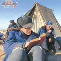  王兵的電影《夾邊溝》講述50年代政治犯被勞改的悲劇。