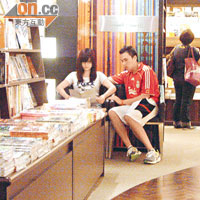 小情侶雙雙坐下睇書，相信圖書館應該更適合他們。
