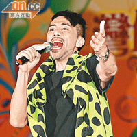 留了鬍子的梁漢文，演出時情緒高漲！