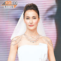 Lisa S.披上價值1,288萬元的鑽石婚紗，貴氣逼人。