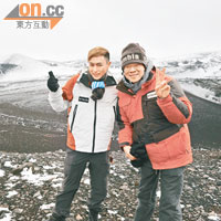 陳鍵鋒（左）曾與陳志雲拍攝旅遊節目，一同到冰川取景。(資料圖片)