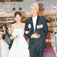 洪天明和周家蔚穿着婚紗出席活動，坦言仍未有結婚打算。