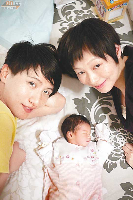 周永恒與阿Yu榮升父母，抱着愛女唔捨得放。