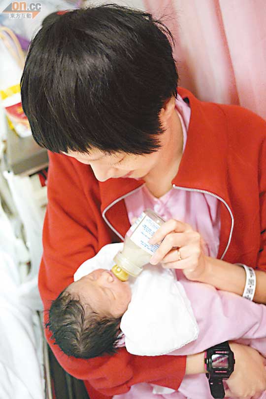 阿Yu學習餵女兒飲奶，手勢有板有眼。
