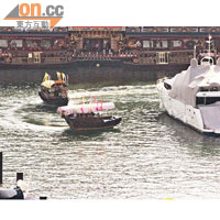  現場安排小艇讓演員由碼頭接駁至海鮮舫。
