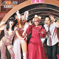  Suki（左起）、Kimberley、信和集團商場推廣總經理蘇蔡潔蓮及蘇頌輝擺甫士拍照，十分投入。