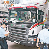 大貨櫃車涉違例泊車，警員上前了解。
