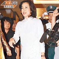  朱玲玲以「中國風」打扮擔任頒獎嘉賓，高貴優雅。