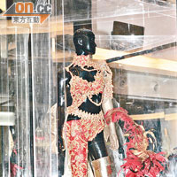  梅艷芳的舞台服飾是展覽品之一。