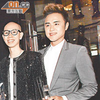  身穿古董衫的化妝師Zing（左），與明道一同捧獎。