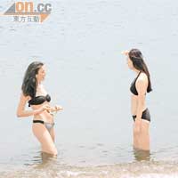 夏日炎炎，Marcella（左）帶Vivian到海邊戲水。