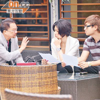 杏兒早前與徐小明（左）和經理人傾談拍攝新劇事宜。