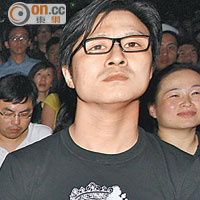 汪峰與子怡十指緊扣返京