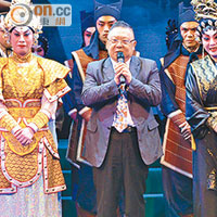 李居明粵劇「放飛劍」贏掌聲
