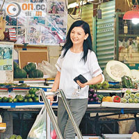 曾華倩街市買餸整愛心晚餐