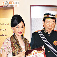 鄭明明受勳感光榮