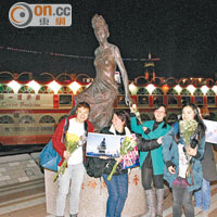 梅艷芳逝世11周年 歌迷銅像前獻花