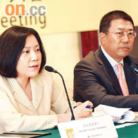 潤電財務總監王小彬（左）料今年全國用電量可錄單位數升幅。