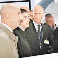 法國總理菲永（左二）昨在空巴母公司EADS舵手加盧瓦（左一）和空巴行政總裁恩德斯（左三）陪同下參觀巴黎航空展。（美聯社傳真)
