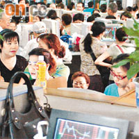 大量新增貸款違規流入，炒起內地股市。	【資料圖片】