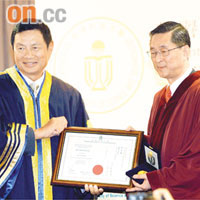 周文耀（右）尋日獲科大頒授大學榮譽院士。