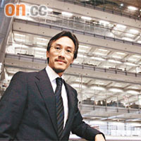 滙豐李錦榮認為，現時投資者多採用「啄木鳥策略」。