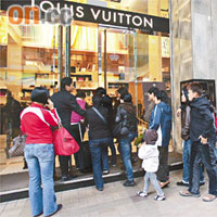 內地人喜歡在香港購買奢侈品。（資料圖片）