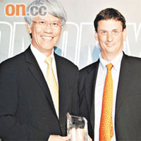 任志剛（左）獲頒發「金融市場傑出貢獻獎」。