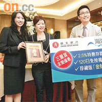 新世界劉仲良（右）表示，海濱南岸第3座的售價已上調逾10%。