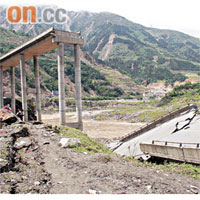 去年五月四川大地震後，橋樑及公路受到嚴重破壞。