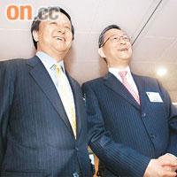 現任港交所行政總裁周文耀（右）及候任行政總裁李小加（左）一齊出席上市儀式。