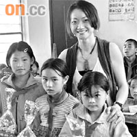 張瓊探訪自己資助建設的希望小學，並與小朋友合照。