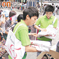 響應環保，國藥招股除派招股書外，亦派環保袋。