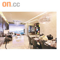 富甲半山示範單位的客飯廳設計高貴優雅。