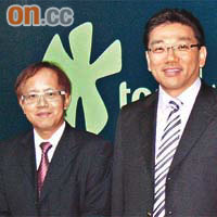 楊國猛（右）稱，TOM力拓電子書業務。左為尖端首席執行官黃鎮隆。