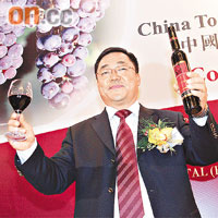 王光遠表示，下半年酒業旺季將為集團帶來不少於1.7億元人民幣收入。