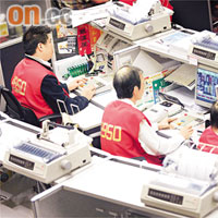 地產股繼續捱沽，恒生指數收市報21,479點。