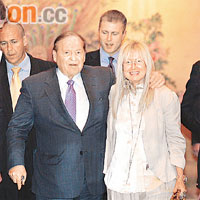 金沙中國與民行前後腳上市。圖為金沙主席Sheldon G.Adelson伉儷。