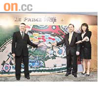 長實黃思聰（左）表示，整個日出康城明年料不會再有全新樓盤開售。