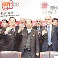 長建董事總經理甘慶林（前排左一）透露，公司現正洽商十幾個項目。前排中為港燈董事總經理曹棨森。