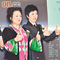 西京劉央（左）出席花樣年上市儀式時表示，不怕民行股價破底。右為花樣年執行董事曾寶寶。