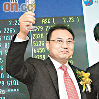 中國森林主席李國昌舉杯慶祝公司成功上市。