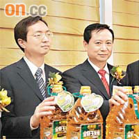 中國玉米油主席王明星（右）指，第三及第四季旗下玉米油售價已出現變動，有利發展。