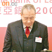 李氏家族在東亞的「控股權」拱手讓人。圖為李國寶。	（資料圖片）