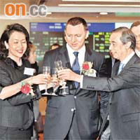 俄鋁行政總裁歐柏嘉（中），與港交所主席夏佳理（右）在上市儀式中互相祝酒，可惜股價最後「難逃潛水」。